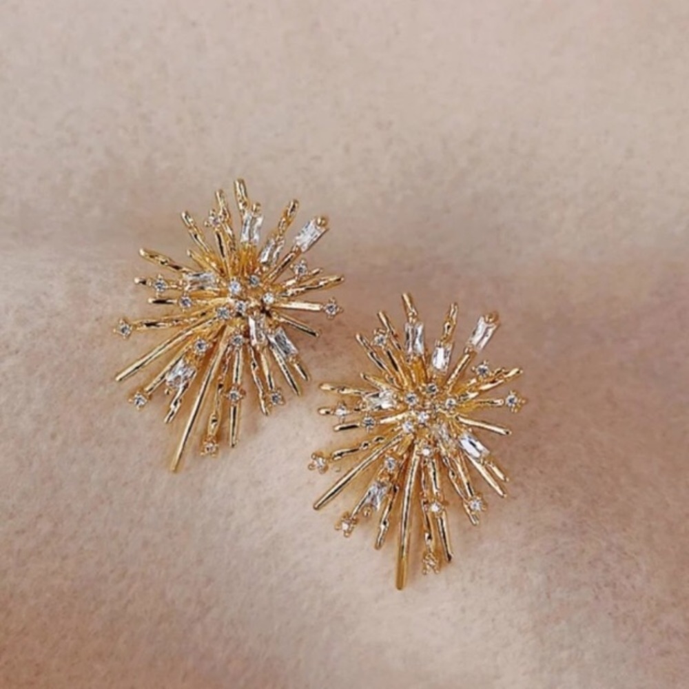 NEW Yellow Gold Striking Firework Stud Earrings - Picture 3 of 6